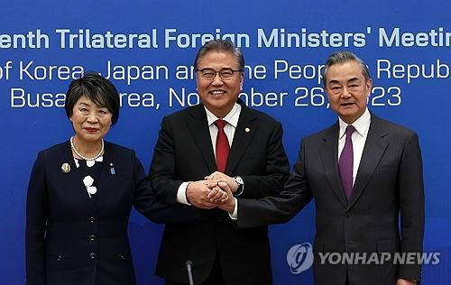 지난해 11월26일 부산 해운대구 APEC누리마루에서 열린 한중일 외교장관 회의에서 각국 외교장관이 나란히 서있다. 연합뉴스