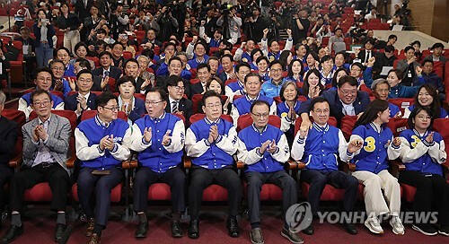 더불어민주당 이재명 대표, 이해찬·김부겸 상임공동선거대책위원장 등 당 지도부가 10일 서울 영등포구 여의도 국회 의원회관에 마련된 제22대 국회의원선거(총선) 민주당 개표 상황실에서 방송사 출구조사 결과를 지켜보며 환호하고 있다. 연합뉴스