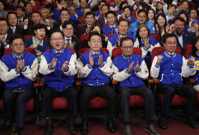 더불어민주당 이재명 대표, 이해찬·김부겸 상임공동선거대책위원장 등 당 지도부가 10일 오후 국회 의원회관에 마련된 총선 개표 상황실에서 방송사 출구조사 결과를 지켜보며 박수치고 있다. 연합뉴스