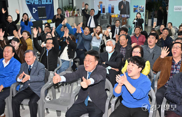 허종식 더불어민주당 동구미추홀갑 후보가 10일 인천 미추홀구 선거캠프에서 상황실에서 출구조사 결과를 확인하고 환호하고 있다. 조병석기자