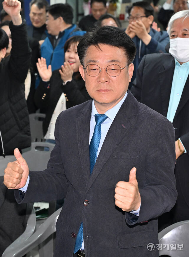 허종식 더불어민주당 동구미추홀갑 후보가 10일 인천 미추홀구 선거캠프에서 상황실에서 출구조사 결과를 확인하고 환호하고 있다. 조병석기자