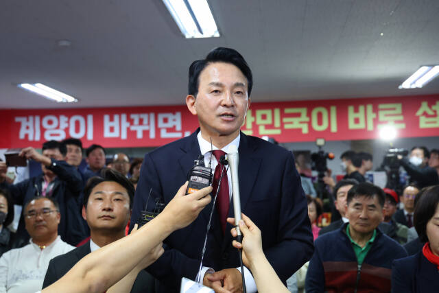 제22대 국회의원선거 인천 계양구을에 출마한 국민의힘 원희룡 후보가 10일 오후 인천 계양구 자신의 선거사무소에서 인사말을 하고 있다. 조병석기자