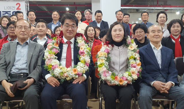 10일 오후 11시50분께 국민의힘 배준영 인천 중·강화·옹진군 후보가 당선 확정 소식을 듣고 아내 김인경씨와 꽃다발을 메고 기념촬영을 하고 있다. 지우현기자