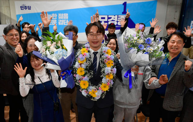 제22대 국회의원 선거 인천 서구병에 출마한 더불어민주당 모경종 당선자가 10일 인천 서구 선거사무소에서 당선을 확정 지은 뒤 꽃다발을 받고 지지자들과 세레모니를 하고 있다. 조병석기자
