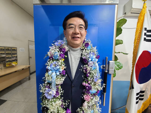 인천 연수을에 출마한 더불어민주당 정일영 국회의원이 11일 인천시 연수구 송도동 선거사무소에서 재선에 성공한 뒤, 기념촬영을 하고 있다. 최종일기자