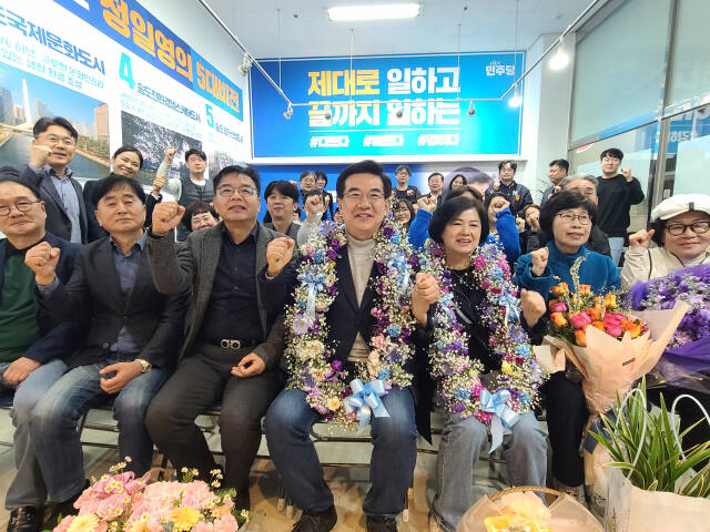 인천 연수을에 출마한 더불어민주당 정일영 후보가 11일 인천시 서구 가정동 선거사무소에서 당선이 유력해지자 지지자들과 환호하고 있다. 조병석기자