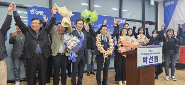 11일 더불어민주당 인천 부평을 후보가 제22대 국회의원 선거(총선)에서 승리를 확정한 후 지지자들과 기뻐하고 있다. 김샛별 기자