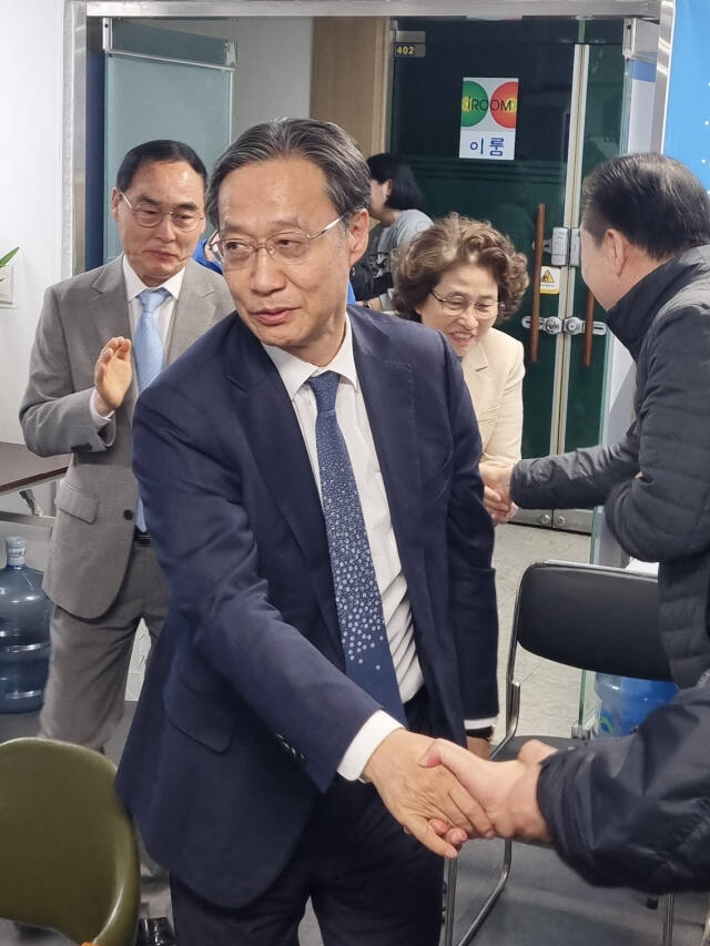 3선에 성공한 더불어민주당 유동수 국회의원이 당선이 확실해진 뒤, 선거사무소에 들어서며 지지자들과 악수를 하고 있다. 이동현기자
