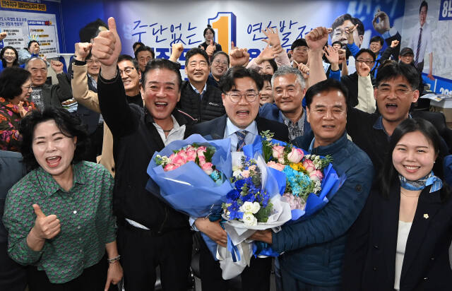 인천 연수갑에 출마한 더불어민주당 박찬대 후보가 10일 인천시 연수구 선거사무소에서 당선을 확정 지은 후 꽃다발을 받고 지지자들과 세리머니를 하고 있다.조병석기자