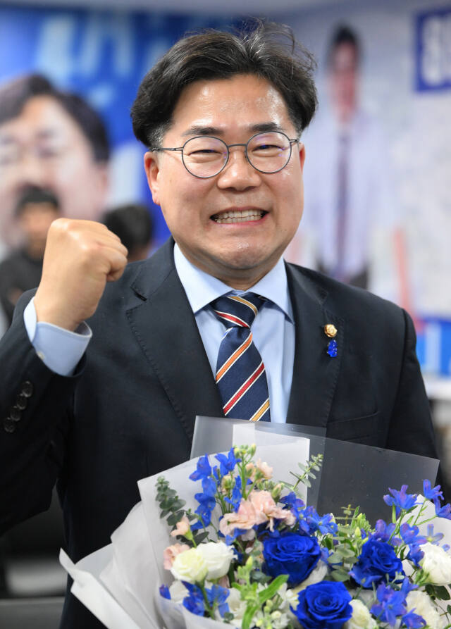 인천 연수갑에 출마한 더불어민주당 박찬대 후보가 10일 인천시 연수구 선거사무소에서 당선을 확정 지은 후 꽃다발을 받았다. 조병석기자