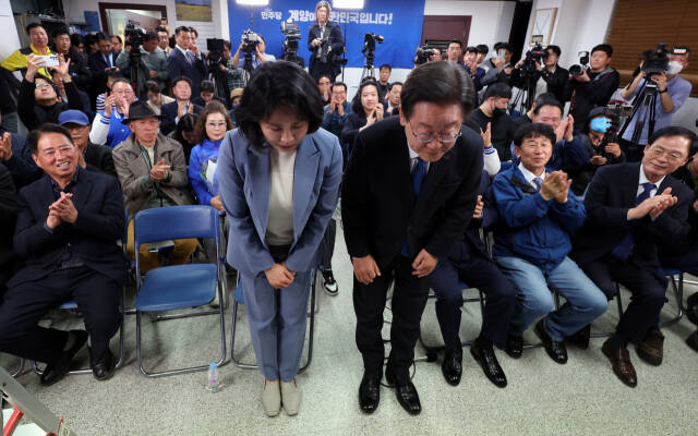 민주당 이재명 대표가 아내와 함께 유권자들에게 당선 감사 인사를 하고 있다. 조병석기자