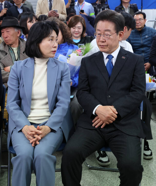 이재명 대표가 선거방송을 보면서 아내와 이야기하고 있다. 조병석기자