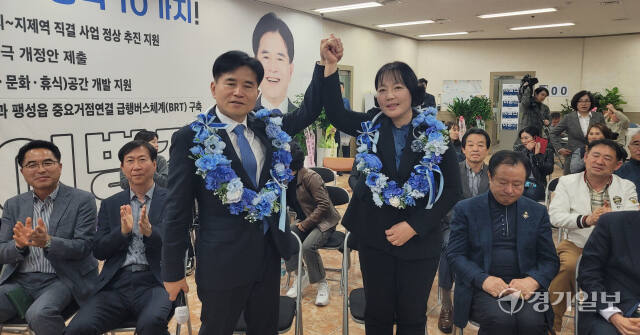 11일 민주당 이병진 평택을 후보가 당선이 확실시 되자 가족, 지지자와 함께 세리머니를 하고 있다. 안노연기자