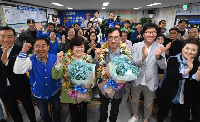 제22대 국회의원 선거 인천 남동구갑에 출마한 더불어민주당 맹성규 후보가 10일 인천시 남동구 선거사무소에서 당선 유력 확정 지은 후 꽃다발을 받고 지지자들과 세리머니를 하고 있다. 조병석기자