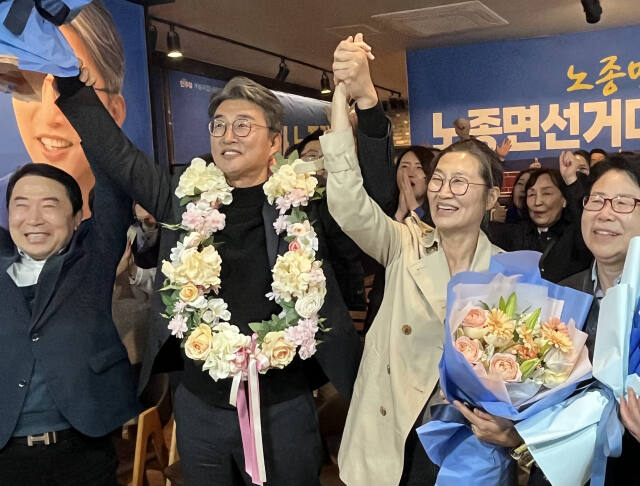 11일 자정께 더불어민주당 부평갑 노종면 후보가 당선을 확정한 뒤 아내와 세레모니를 하고 있다. 김샛별기자
