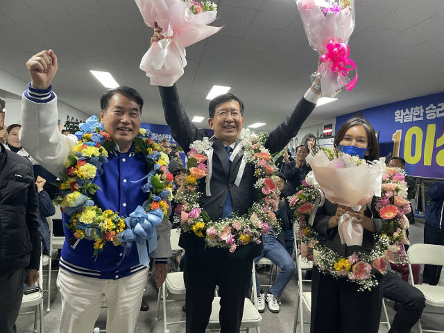 더불어민주당 이상식 용인갑 국회의원 당선인이 당선이 확정된 뒤 승리를 만끽하고 있다. 후보자 캠프 제공