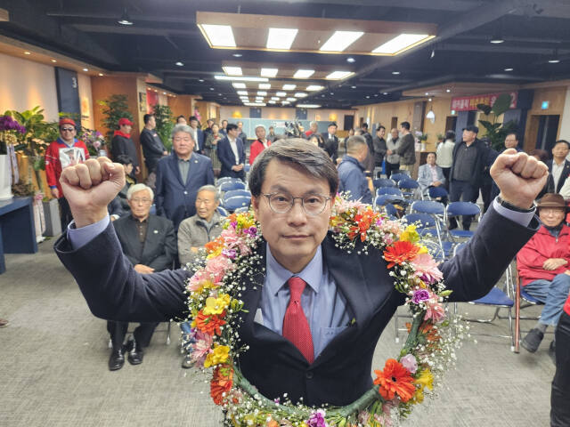 윤상현 국민의힘 동구미추홀을 후보가 10일 인천 미추홀구 선거캠프에서 당선을 확정 지은 후 꽃 목걸이를 걸고 만세하고 있다. 조병석기자