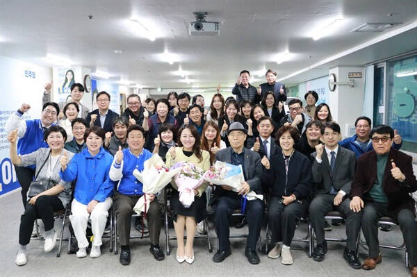 동안을 이재정 후보가 지지자들과 당선 성공을 축하하고 있다. 이재정 캠프 제공