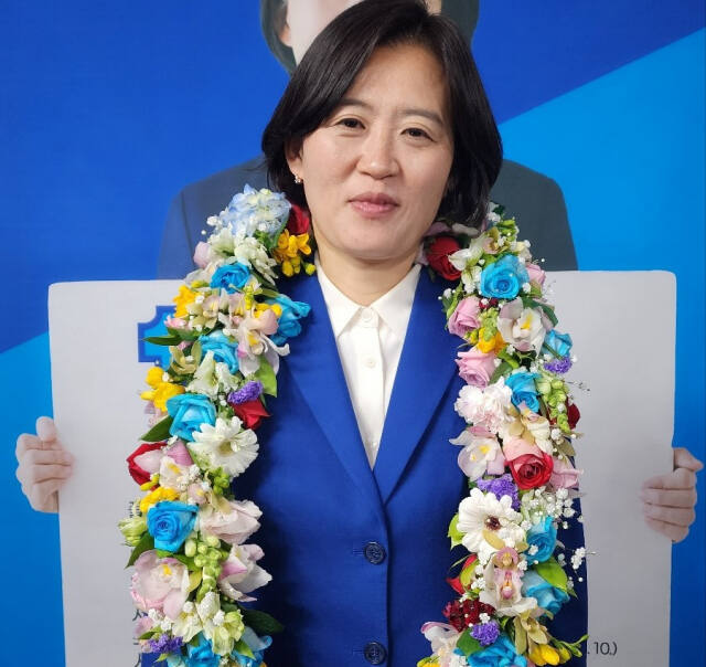 더불어민주당 박지혜 당선자(의정부갑)가 총선 승리의 화환을 걸고 미소를 짓고 있다. 김창학 기자