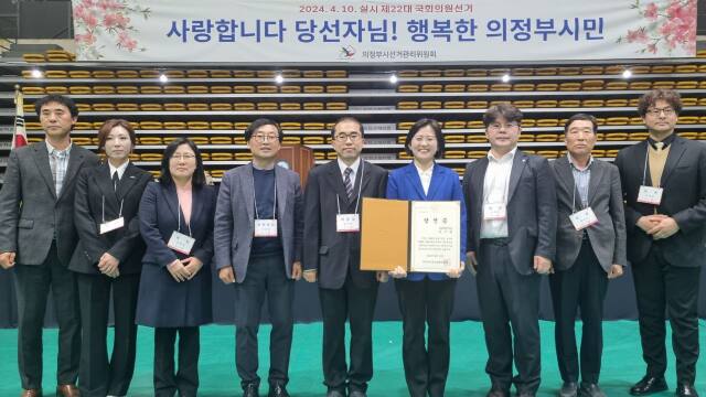 더불어민주당 박지혜 당선자(의정부갑)가 당선증을 받은 뒤 기념촬영하고 있다. 박 당선자 캠프 제공