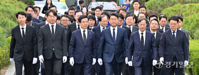 더불어민주당 인천광역시당 제22대 국회의원 당선인들이 11일 인천 미추홀구 수봉공원 현충탑을 찾아 참배를 하기위해 현충탑으로 향하고 있다. 조병석기자