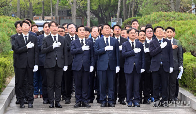 더불어민주당 인천광역시당 제22대 국회의원 당선인들이 11일 인천 미추홀구 수봉공원 현충탑을 찾아 국기에대한 경례를 하고 있다. 조병석기자