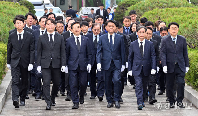 더불어민주당 인천광역시당 제22대 국회의원 당선인들이 11일 인천 미추홀구 수봉공원 현충탑을 찾아 참배를 하기위해 현충탑으로 향하고 있다. 조병석기자