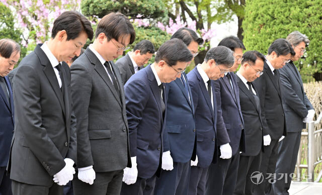더불어민주당 인천광역시당 제22대 국회의원 당선인들이 11일 인천 미추홀구 수봉공원 현충탑을 찾아 분향 후 묵념하고 있다. 조병석기자