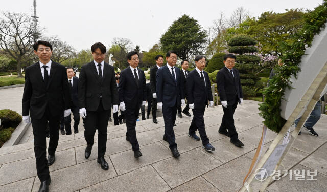 더불어민주당 인천광역시당 제22대 국회의원 당선인들이 11일 인천 미추홀구 수봉공원 현충탑을 찾아 참배를 하기위해 현충탑으로 향하고 있다. 조병석기자
