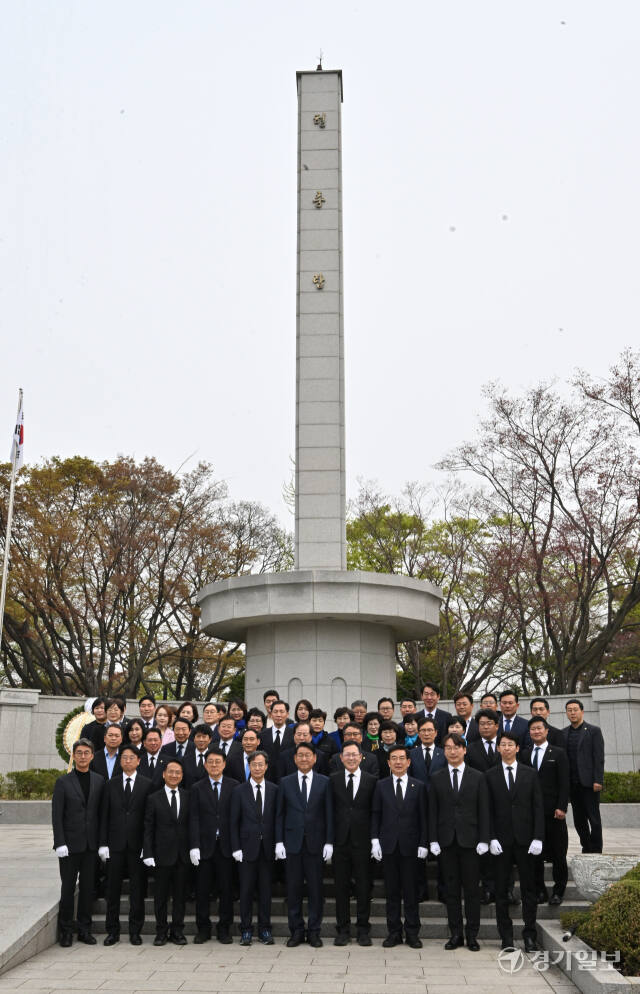 더불어민주당 인천광역시당 제22대 국회의원 당선인들이 11일 인천 미추홀구 수봉공원 현충탑을 찾아 참배를 마치고 기념촬영을 하고 있다. 조병석기자