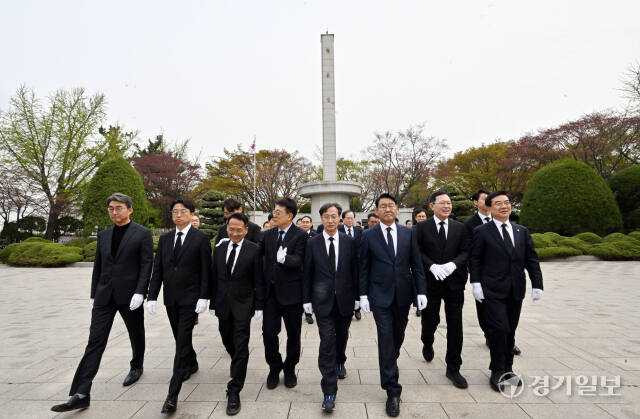 더불어민주당 인천광역시당 제22대 국회의원 당선인들이 11일 인천 미추홀구 수봉공원 현충탑을 찾아 참배를 마치고 이동하고 있다. 조병석기자