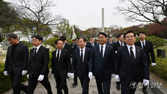 더불어민주당 인천광역시당 제22대 국회의원 당선인들이 11일 인천 미추홀구 수봉공원 현충탑을 찾아 참배를 마치고 이동하고 있다. 조병석기자