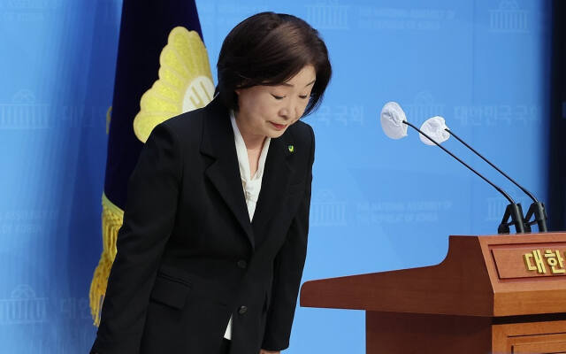 정의당 심상정 의원이 11일 국회 소통관에서 22대 총선 결과 관련 입장발표 기자회견을 마치며 인사하고 있다. 연합뉴스