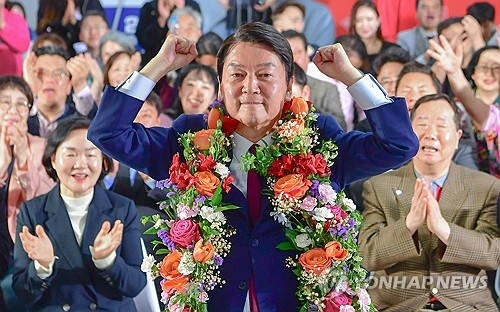 제22대 국회의원선거 분당갑 지역구에 출마한 국민의힘 안철수 후보가 11일 오전 성남시 분당구 선거사무소에서 당선이 확실해지자 기뻐하고 있다. 경기사진공동취재단
