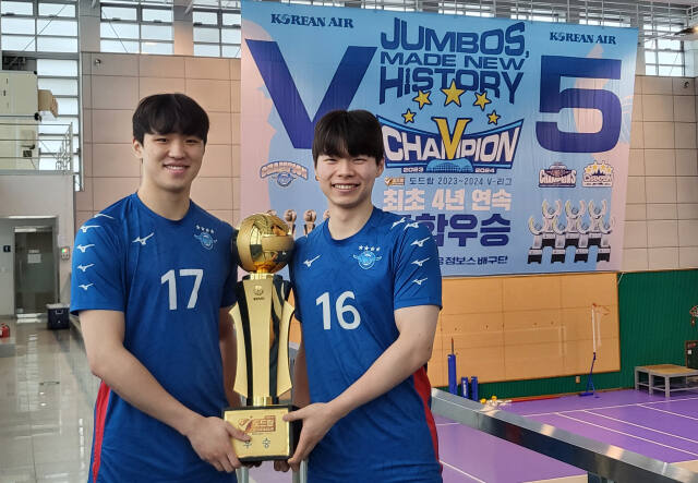 프로배구 인천 대한항공의 통합우승 4연패를 이끈 ‘토종 쌍포’ 임동혁(왼쪽)과 정한용.임창만기자
