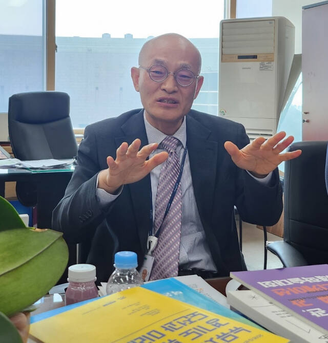 이동국 경기도박물관장이 취임 3개월을 맞아 열린 기자간담회에서 박물관의 운영 계획과 포부 등을 밝히고 있다. 김보람기자