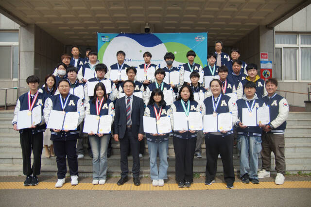 지난 1일부터 5일까지 개최된 ‘2024년 제59회 경기도기능경기대회’에서 종합우승을 거두고 5년 연속 종합우승의 위업을 달성한 안산공고 학생들이 기념촬영을 하고 있다. 안산공고 제공