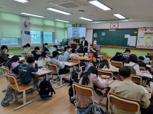 의왕향토사료관이 초등학생들을 대상으로 ‘학교로 찾아가는 의왕향토사료관’을 운영하고 있다. 의왕시 제공