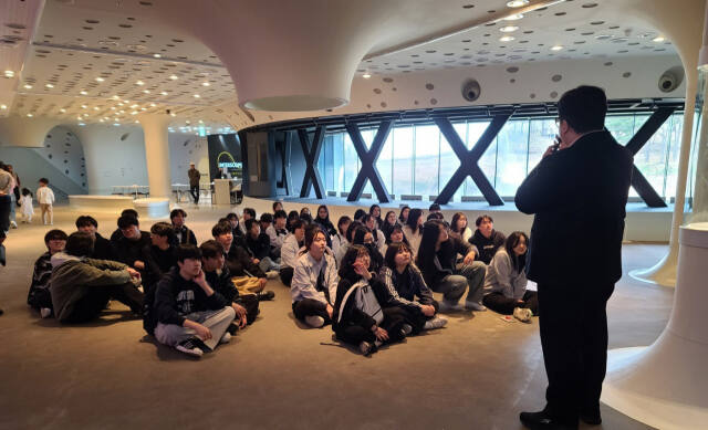 덕현고 학생들이 역사교육과 연계한 인문학 기행으로 방문한 연천 선사박물관에서 학예사에게 선사박물관에 대한 설명을 듣고 있다. 덕현고 제공