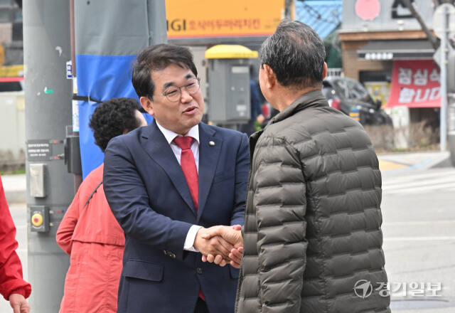 제22대 국회의원선거 인천 중구강화군웅진군 국민의힘 배준영 당선인이 11일 인천 중구 신흥동 일대에서 당선 인사를 하고 있다. 조병석기자
