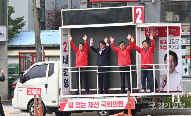 제22대 국회의원선거 인천 중구강화군웅진군 국민의힘 배준영 당선인이 11일 인천 중구 신흥동 일대에서 당선 인사를 하고 있다. 조병석기자