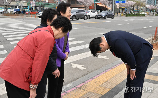 제22대 국회의원선거 인천 중구강화군웅진군 국민의힘 배준영 당선인이 11일 인천 중구 신흥동 일대에서 당선 인사를 하고 있다. 조병석기자