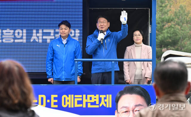 제22대 국회의원선거 인천 서구갑 더불어민주당 김교흥 당선인이 11일 인천 서구 석남동 일대에서 당선 인사를 하고 있다.조병석기자