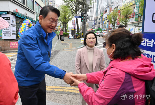 제22대 국회의원선거 인천 서구갑 더불어민주당 김교흥 당선인이 11일 인천 서구 석남동 일대에서 당선 인사를 하고 있다.조병석기자