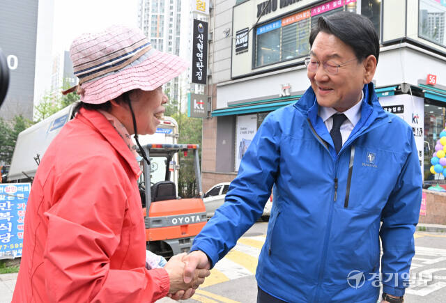 제22대 국회의원선거 인천 서구갑 더불어민주당 김교흥 당선인이 11일 인천 서구 석남동 일대에서 당선 인사를 하고 있다.조병석기자
