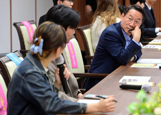 유정복 인천시장이 11일 시청 장미홀에서 열린 '제3회 인천광역시 대학교 총학생회 소통간담회'에서 학생들의 건의사항 등을 듣고 있다. 시 제공