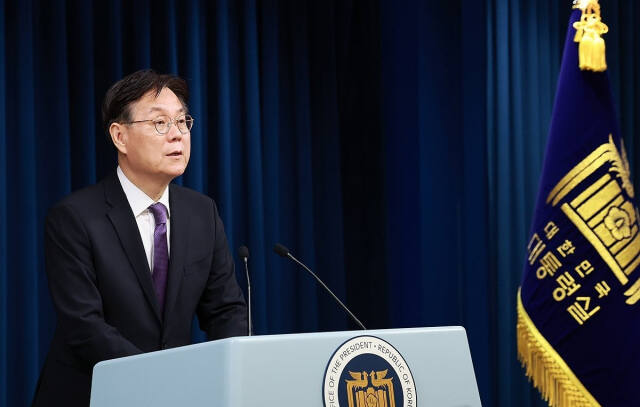 이관섭 대통령 비서실장이 11일 서울 용산 대통령실 청사에서 인적 쇄신과 관련 현안 브리핑을 하고 있다. 연합뉴스