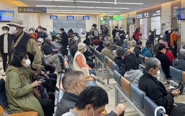 전공의 집단사직으로 인한 진료 지연 등 의료 공백이 장기화하는 가운데 진료 지연 안내문이 걸린 경기도내 한 상급 종합병원. 경기일보DB
