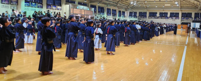 13일 경기도검도수련원에서 열린 제1회 경기도초등학교검도대회 개회식에서 참가 선수들이 국민의례를 하고 있다.경기도검도회 제공