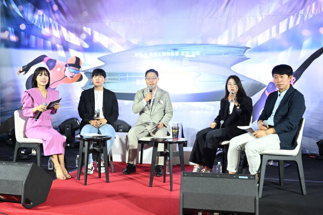 13일 오전 양주시 옥정호수도서관 3층 예술극장에서 열린 양주시 국제스케이트장 유치 기원 토크콘서트 ‘꿈과 열정을 향한 여정, 라이징 빙상스타 김민선&amp;정재원을 만나다’ 행사에서 강수현 양주시장(가운데)이 인사말을 하고 있다.(왼쪽부터)사회자, 정재원 선수, 강수현 양주시장, 김민서 선수, 제갈성렬 의정부시청 빙상팀 감독. 양주시 제공